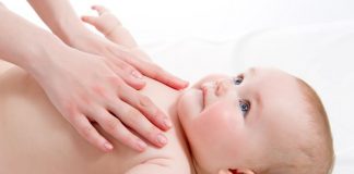 l’ostéopathe peut aussi manipuler un bébé dès la naissance.