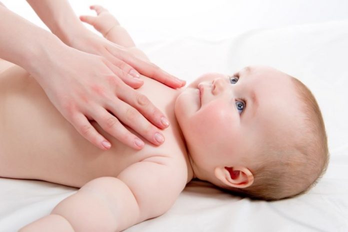 l’ostéopathe peut aussi manipuler un bébé dès la naissance.