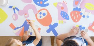 Deux petites filles rÃ©alisant des peintures artistiques