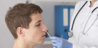 En France, les tests PCR nasopharyngés restent les principaux dispositifs recommandés.