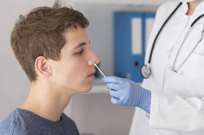En France, les tests PCR nasopharyngés restent les principaux dispositifs recommandés.