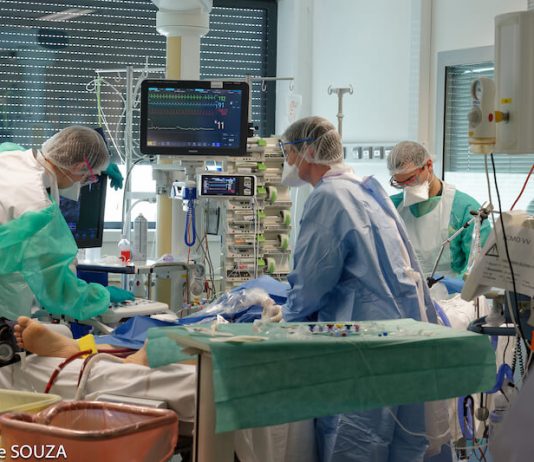 Un patient Covid-19 pris en charge à l'hôpital de la Croix-Rousse, à Lyon, durant la première vague de l'épidémie au printemps 2020.