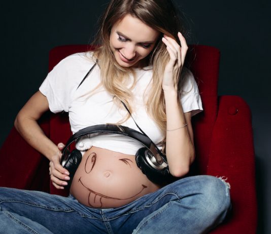 Le futur bébé est réceptif aux voix et à la musique.