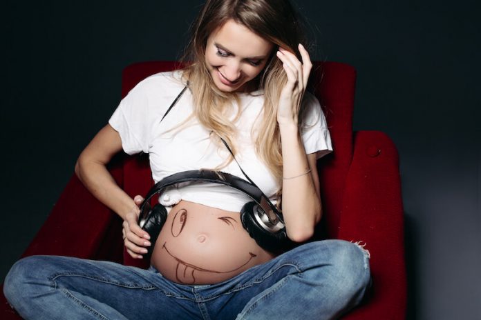 Le futur bébé est réceptif aux voix et à la musique.