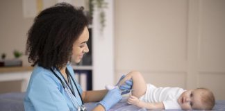 Une infirmiÃ¨re s'occupe de la vaccination d'un nourrisson.