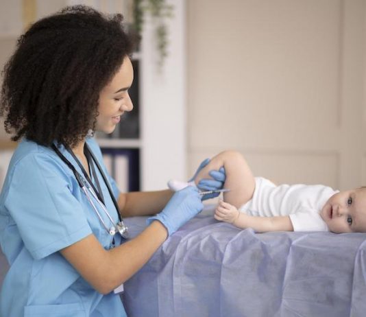 Une infirmière s'occupe de la vaccination d'un nourrisson.
