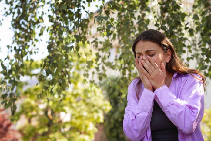 Une jeune femme allergiques à l'un des pollens de graminées.