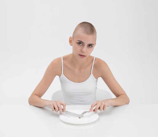 Une jeune femme atteinte d'un cancer perd son appétit.