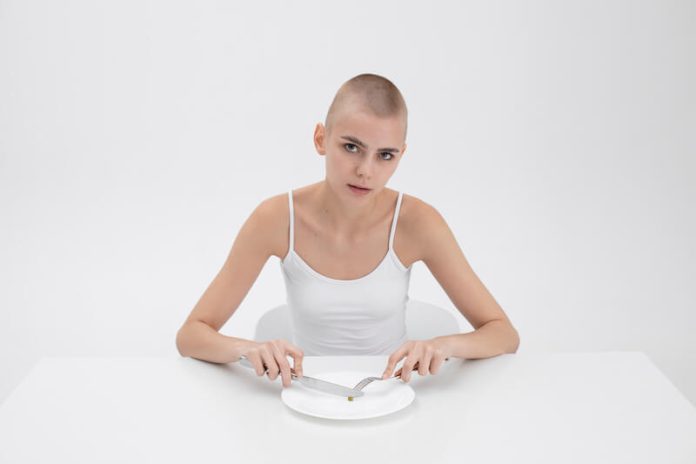 Une jeune femme atteinte d'un cancer perd son appétit.