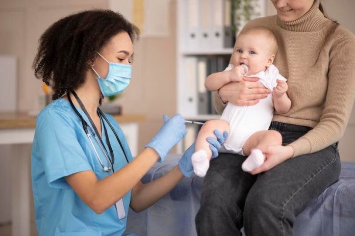 Un nourrisson reçoit un vaccin au beau milieu de l'épidémie de bronchiolite.