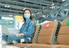 Une femme chinoise en attente de son avion en pleine épidémie de Covid-19, au moment de l'explosion des infections liées au sous variant BF.7.