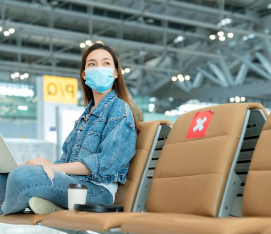 Une femme chinoise en attente de son avion en pleine épidémie de Covid-19, au moment de l'explosion des infections liées au sous variant BF.7.
