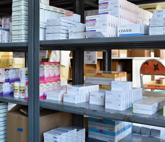 Les tensions sur les médicaments, et notamment sur le paracétamol, s'accroit dans les pharmacies confrontées à une pénurie inédite.