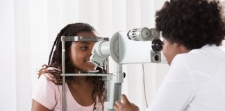 Une jeune fille recevant des soins ophtalmologiques.