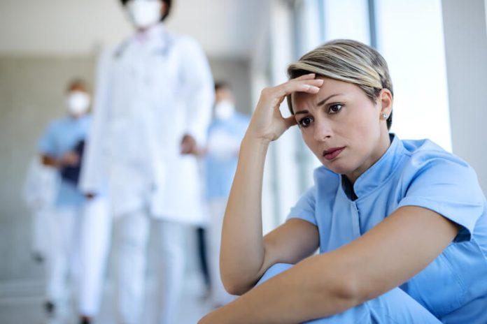 Symptomatique d'un système de santé à bout de nerf : une infirmière au bord de l'épuisement.